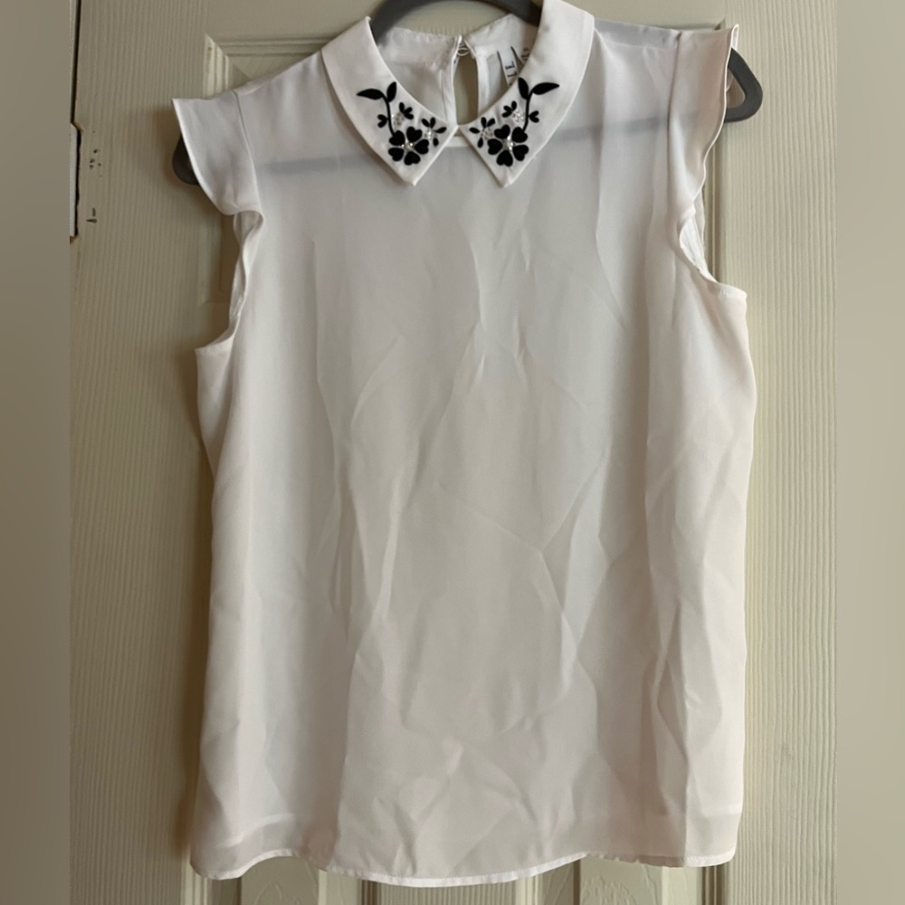 White Tank blouse w/ detailed collar